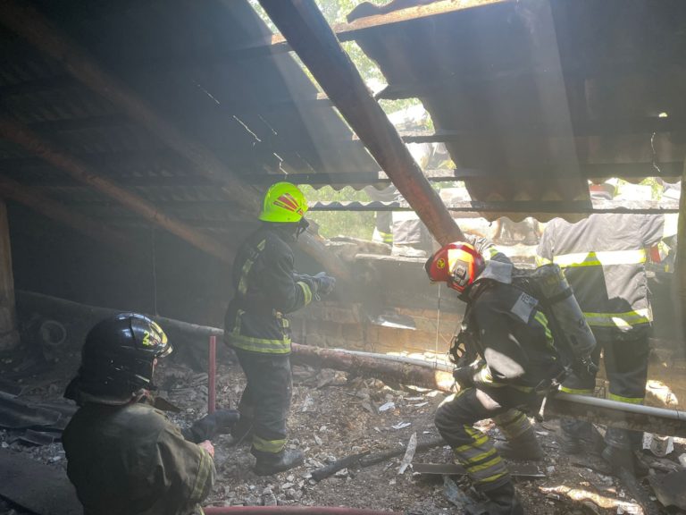 (ФОТО/ВИДЕО) Пожар в Кишиневе: загорелась крыша здания