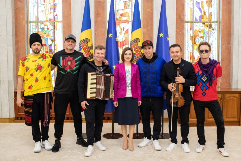 Санду наградила «Орденом почета» солиста группы «Zdob și Zdub» и братьев Адваховых за 7 место в конкурсе «Евровидение-2022»