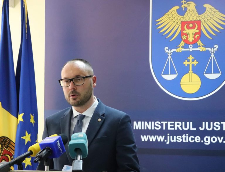 Минюст предлагает возбуждать уголовные дела на уклоняющихся от следствия в их отсутствие