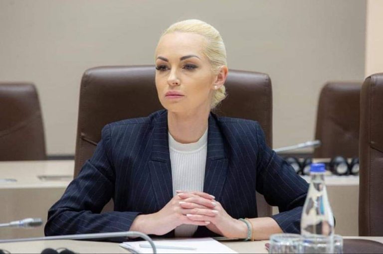 Прокуратура запретила Таубер покидать страну в течение 60 дней. Она проходит по делу о «банковском мошенничестве»
