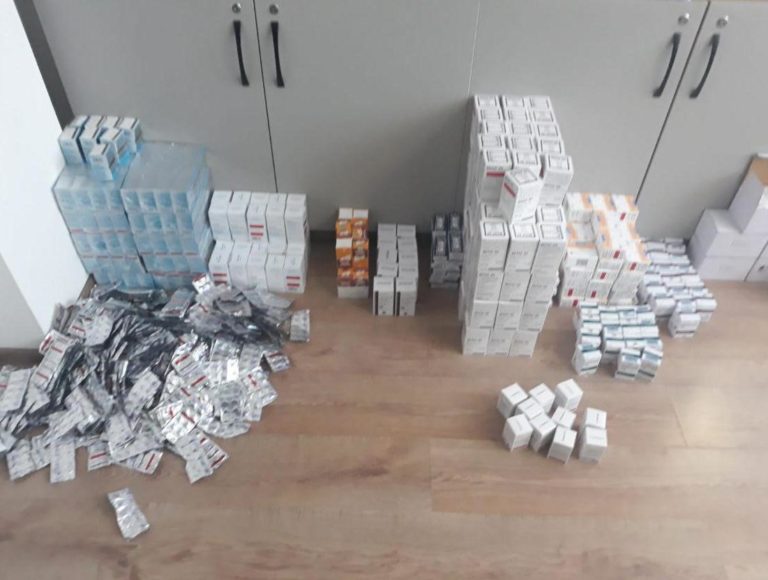 (Фото) Гражданка Украины пыталась вывезти из Молдовы два чемодана с лекарствами