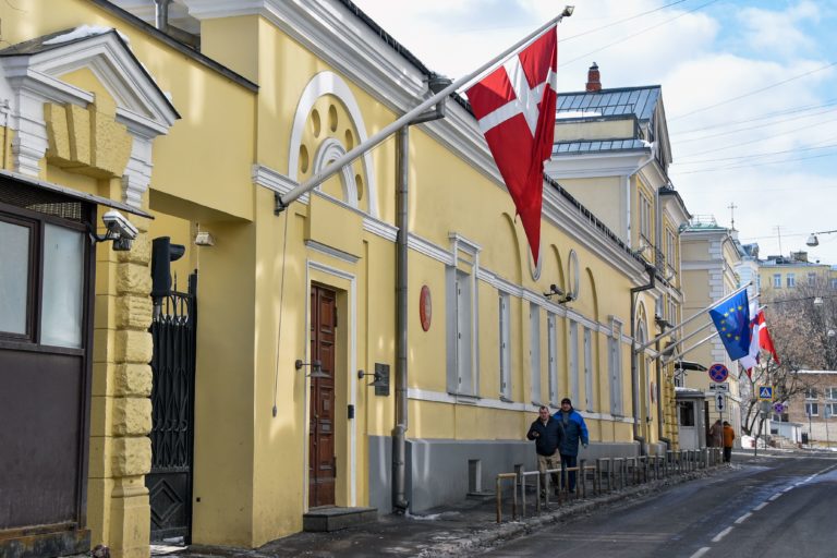 Россия высылает сотрудников посольства Дании