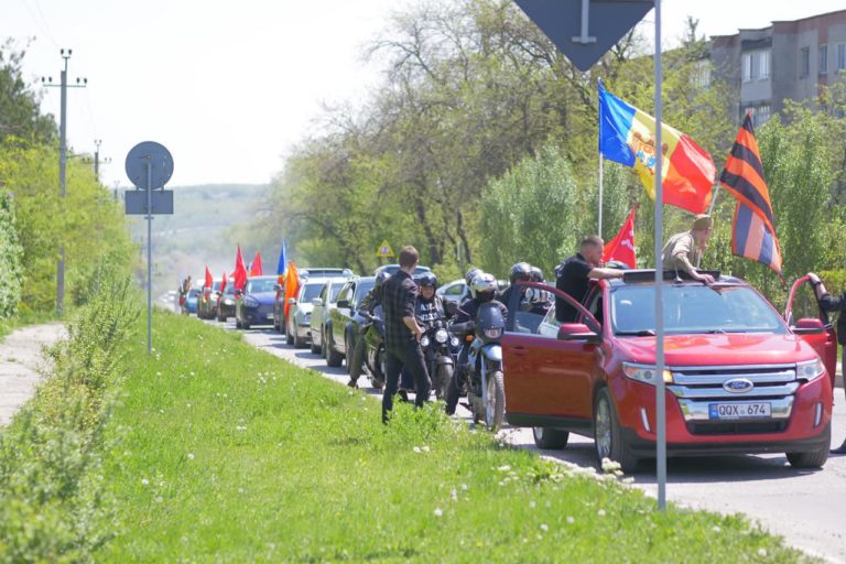 (ФОТО) С георгиевской лентой и флагами СССР. В Бельцах прошел автопробег в честь Дня Победы
