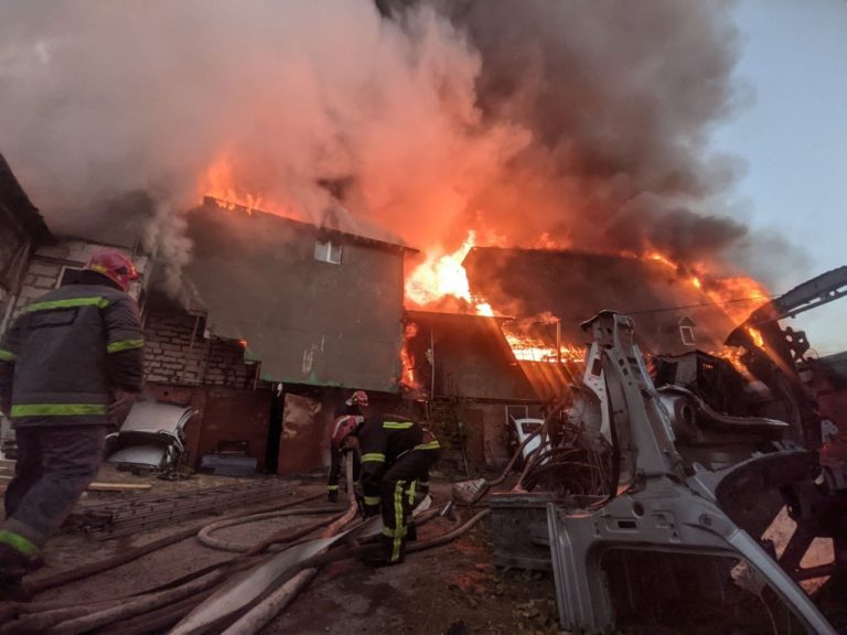 (ФОТО/ВИДЕО) В Киеве произошел пожар в гостинице: почти 100 человек эвакуировали