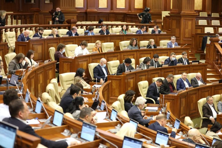 Депутаты внесли изменения в Закон о госбюджете на 2022 год: расходы увеличились почти на 7 млрд леев
