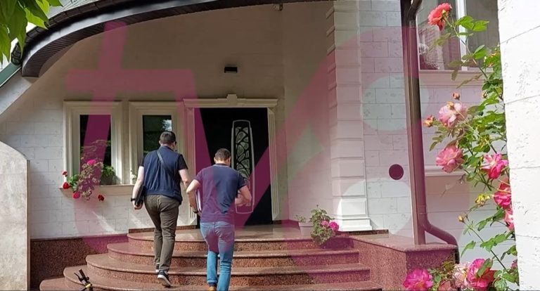 (ФОТО) Экс-президента Игоря Додона под домашним арестом сегодня посетили сотрудники полиции