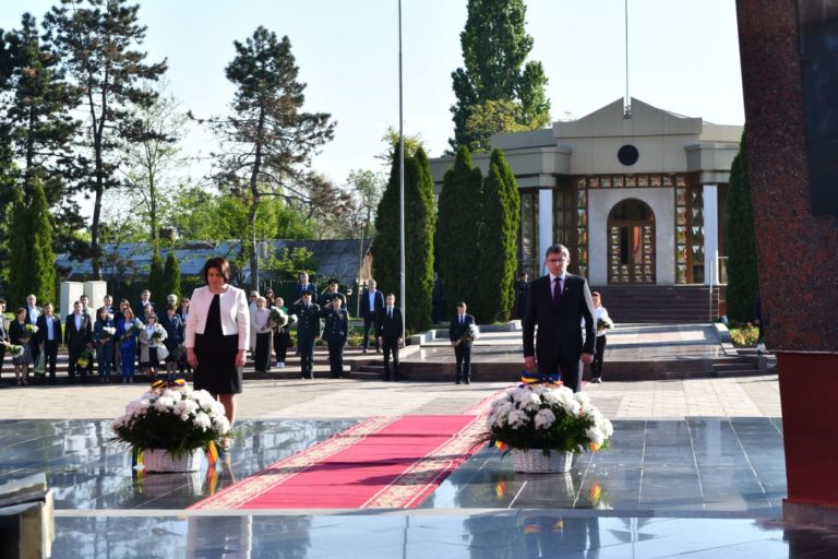 Игорь Гросу и Наталья Гаврилица возложили цветы к мемориальному комплексу «Вечность»