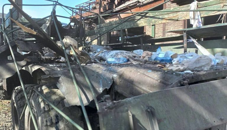 (ВИДЕО 18+) Русские военные на «Азовстали» обстреляли автомобиль, который должен был перевозить гражданских