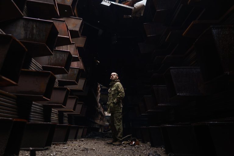 (ФОТО) «Место моей смерти и моей жизни». Боец «Азова» попрощался с «Азовсталью»