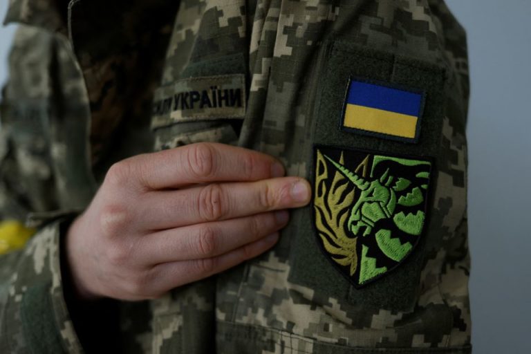 Нашивки в виде единорога используют как отличительный знак ЛГБТК-солдаты в Украине