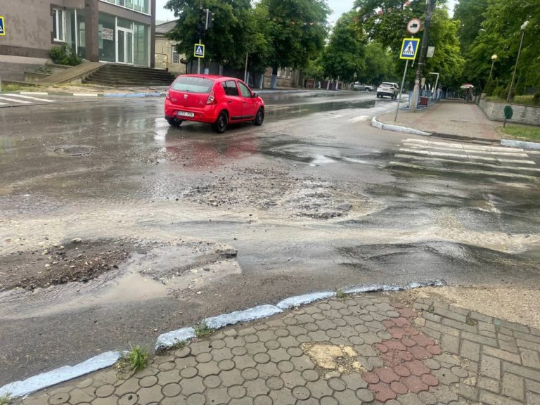 (ФОТО) В Комрате «креативно» ремонтируют дороги — огромную яму засыпали щебнем и песком. Дождь всё это смыл