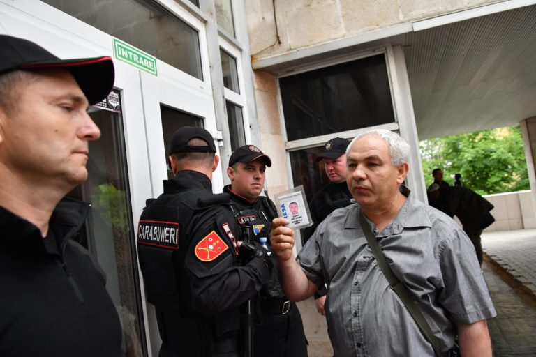 (ФОТО) Журналистам ограничили доступ в зал суда, где рассматривается дело Игоря Додона