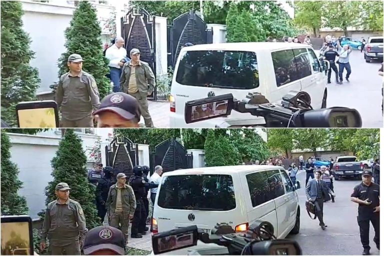 (ФОТО) Игоря Додона сопроводили в изолятор Национального антикоррупционного центра