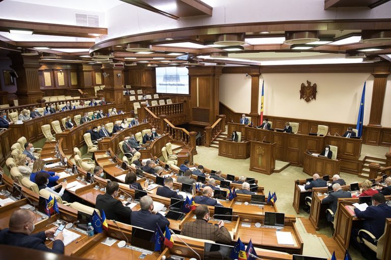Комиссия по расследованию кражи миллиарда, отставка глав Нацбанка и НАРЭ. Что требовали социалисты на заседании парламента