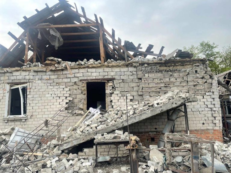 (ФОТО) Ракетный обстрел Днепра: разрушены жилые дома и объект транспортной инфраструктуры