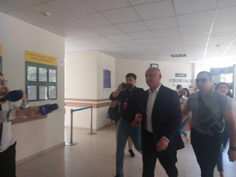 «Всё будет хорошо». Экс-президент Молдовы Игорь Додон прибыл в здание Апелляционной палаты