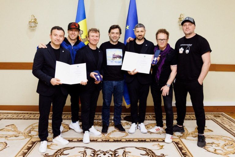 (ФОТО) Глава МИДЕИ вручил награду группе Zdob și Zdub и братьям Адваховым за успех на «Евровидении»