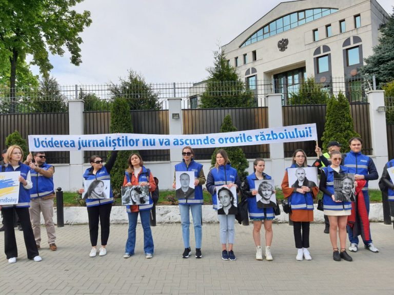 Ко Дню свободы прессы в Кишиневе прошел флешмоб в память о погибших в Украине журналистах