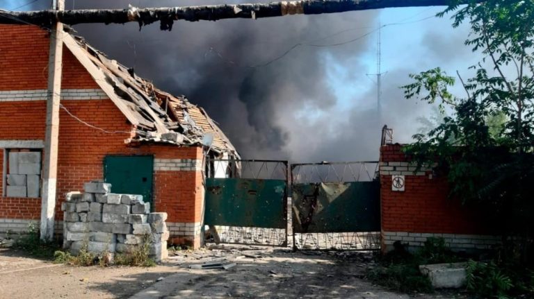 В результате обстрела Авдеевского завода погибли 10 человек, еще 15 ранены