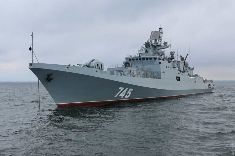 СМИ: У острова Змеиный горит российский фрегат