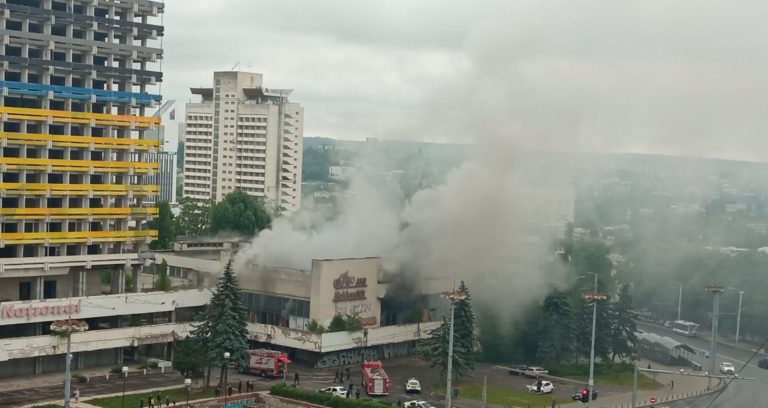 (ФОТО) Возле гостиницы Național произошел пожар: загорелся заброшенный ресторан
