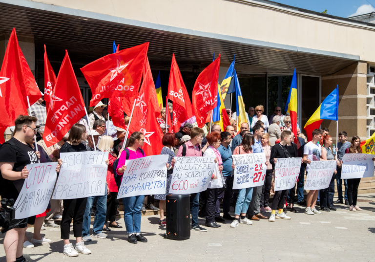 (ФОТО) Социалисты устроили протест у Нацбанка. Реакция учреждения и правительства