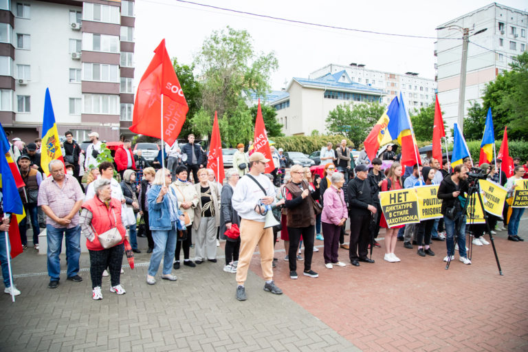 «Вы нашли у него золотой унитаз?» Как в Кишиневе прошел митинг и почему у Додона есть три «П»