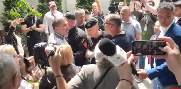 (ВИДЕО) У дома Додона началась потасовка среди собравшихся