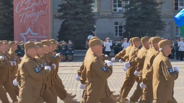 В Екатеринбурге на параде в честь Дня Победы участвуют люди с нашивкой с символом Z
