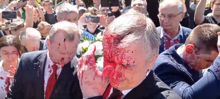 (Видео) Посла России в Польше облили красной краской