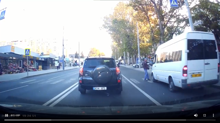 (Видео) В Кишиневе маршрутка чуть не сбила пешехода на «зебре». Инцидент попал на камеры видеорегистратора