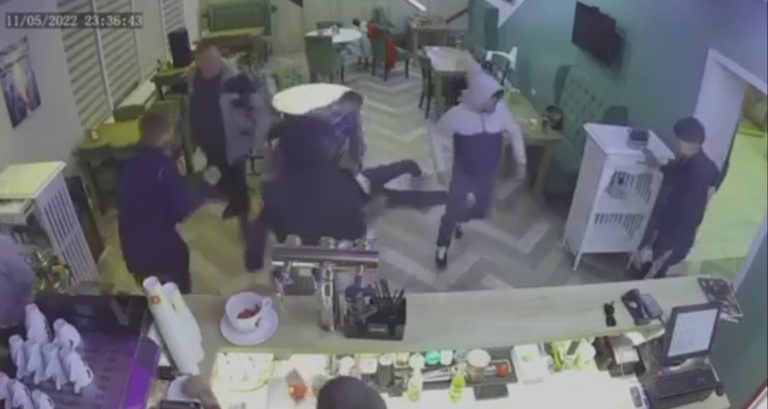 (ВИДЕО 18+) В кафе в Сынжерее 9 человек устроили жесткую драку с резиновыми дубинками