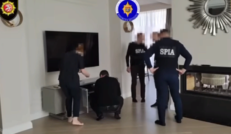 (ВИДЕО) Как проходили обыски у бывшего директора Агентства госуслуг Владислава Зары