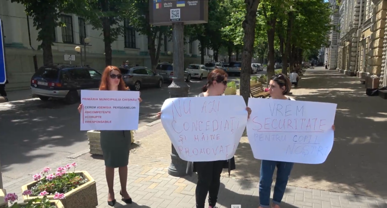 (Видео) Ассоциация родителей провела перед мэрией Кишинева митинг из-за смерти ребенка в парке «Алунелул»