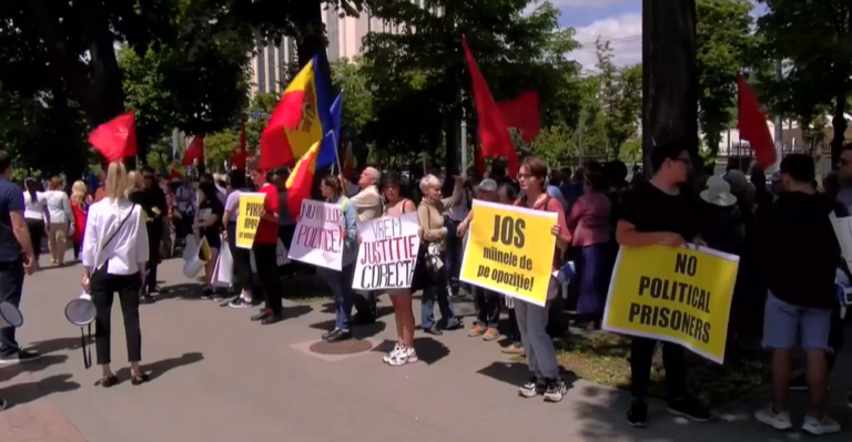 LIVE: С лозунгом «свободу Додону» перед парламентом протестуют социалисты. Среди них депутат из Гагаузии