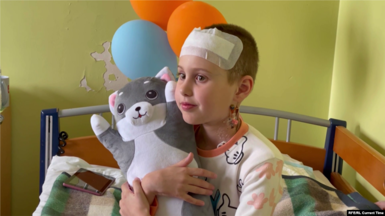 Врачи чудом спасли 9-летнюю девочку из Николаева: осколок снаряда прошел мозг насквозь и застрял в ее черепе