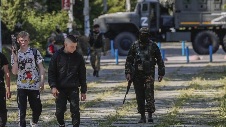 Би-би-си: Пытки, издевательства и запугивания — как Россия подчиняет себе население захваченных территорий