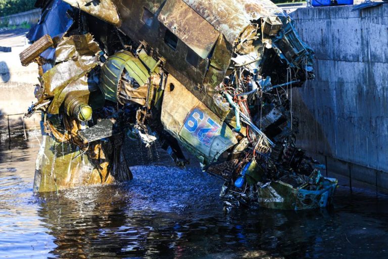 (ФОТО) Из Киевского водохранилища достали сбитый российский вертолет с экипажем