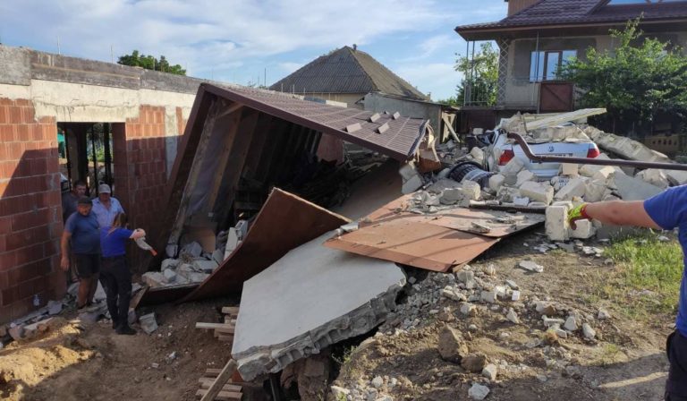 (Фото) В Яловенах на мужчину упала бетонная плита в собственном гараже