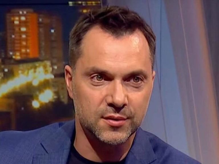Арестович назвал ЛГБТ-сообщество “людьми с девиациями”. В соцсетях требуют его отставки