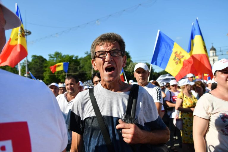 (Фото) Сторонники Таубер избили мужчину, который скандировал «Долой воров!» на акции протеста