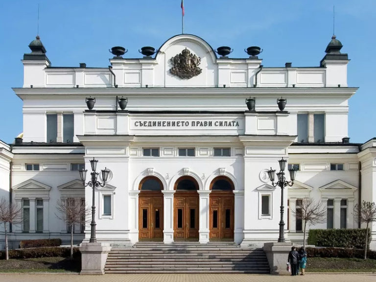 Правительство Болгарии отправили в отставку. В стране могут пройти досрочные парламентские выборы