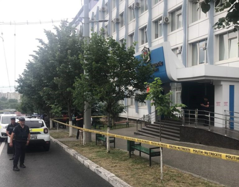 (ФОТО) В Кишиневе из здания суда Буюкан эвакуировали работников из-за угрозы взрыва