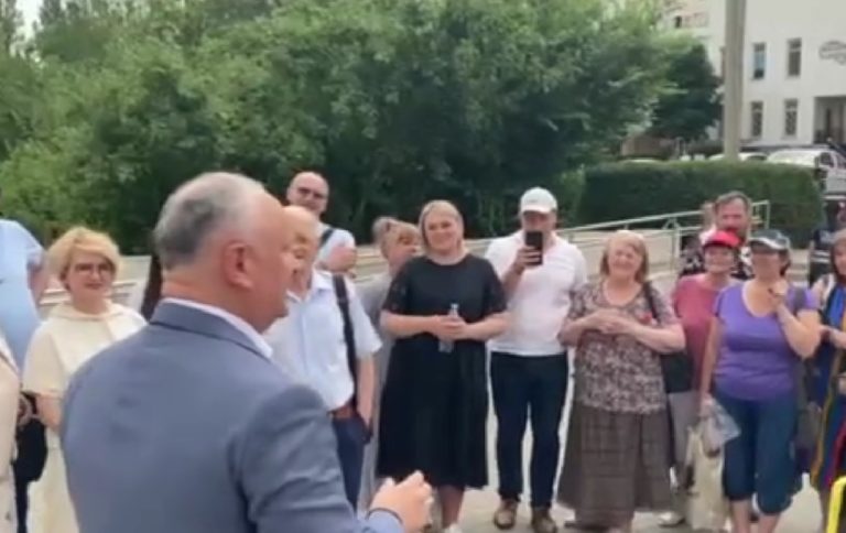 (Видео) «Предатель, кулёчник, верни миллионы!» Игоря Додона освистали у здания суда в Чеканах