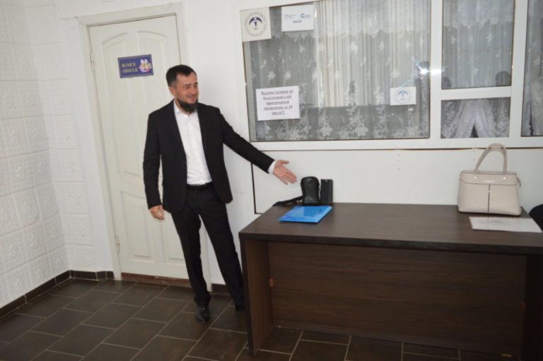 Стол в проходе. Общинному посреднику ромов выделили место для работы в примарии Комрата у входа