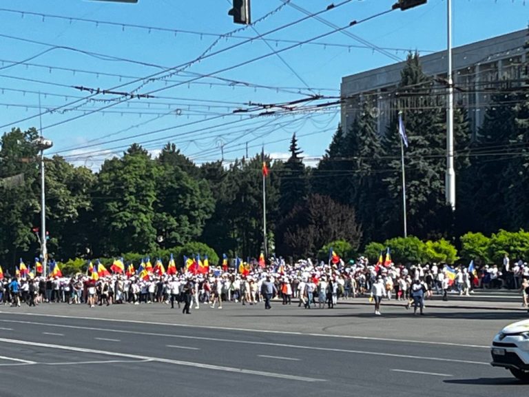 LIVE: Сторонники движения «Новая жизнь» протестуют напротив правительства