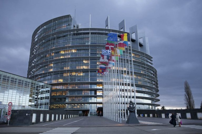 Сегодня Европарламент голосует: дать ли Украине оружие, о котором она просит, и статус кандидата в ЕС