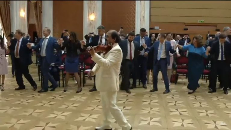 Хора единства в Кишиневе: Депутаты молдавского и румынского парламентов танцевали под аккомпанемент Лэутар