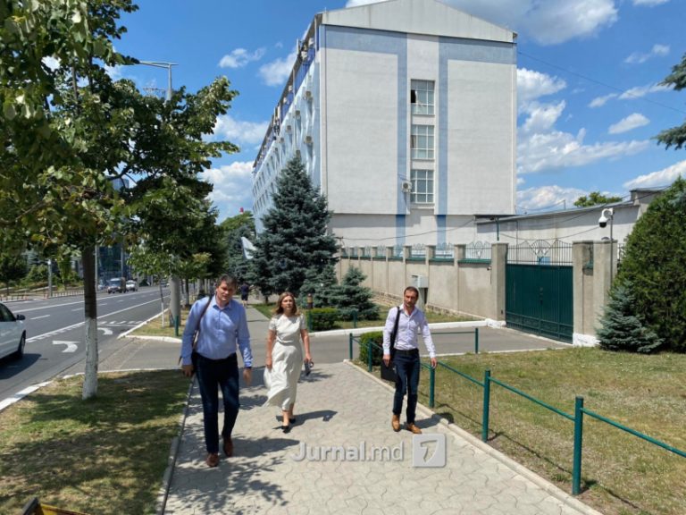 (ФОТО) Галина Додон прибыла на слушание в Антикоррупционную прокуратуру. Ее сопровождал адвокат Филата и Платона