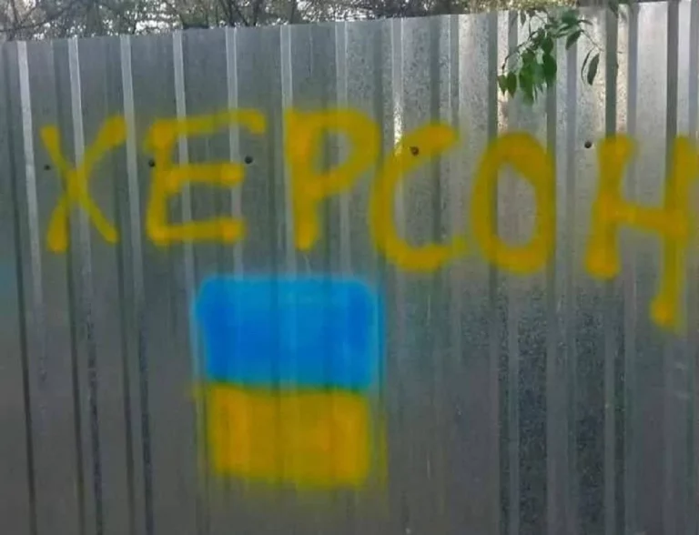 Жители оккупированного Херсона на праздновании «Дня России» включили гимн Украины